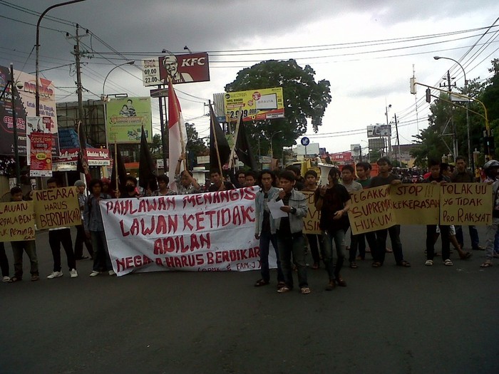 Demo di Hari Pahlawan Bikin Macet, Pengendara Motor Mencak-mencak