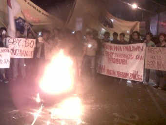 Mahasiswa Yogya Rayakan Hari Pahlawan Dengan Demo dan Bakar Ban