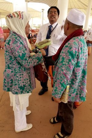 Bu Hajjah, Gelangnya Dimasukkan ke Tas Paspor Saja