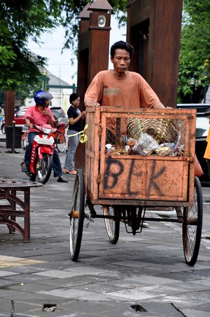 tukang sampah menjadi pahlawan keluarga