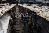 Berbagai jenis ikan asin juga banyak tersedia disini.