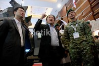 Pada kesempatan itu, Mayor Agus Yudhoyono, Brigif Linud-17 yang juga merupakan anak dari Presiden Republik Indonesia SBY, turut hadir melihat produk tersebut.