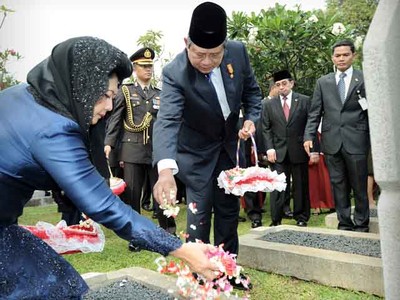 SBY Peringati Hari Pahlawan di TMP Kalibata