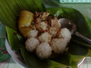 Kekenyangan Menyantap Gurihnya Nasi Penggel!
