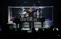 David Foster menyapa penonton.