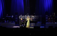 Konsep panggung yang sederhana ditambah taburan cahaya yang sangat megah, David Foster tampil dengan menawan.