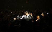 David Foster menyapa penonton.