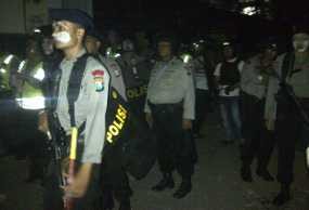 Warga Tambak Rejo Lempari Polisi Dengan Molotov dan Batu