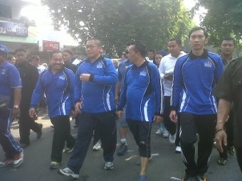 Anas dan Ibas Jalan Sehat Bersama Warga Surabaya