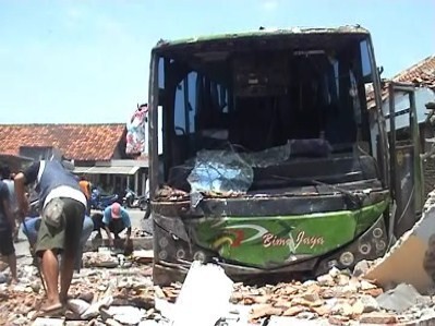 Bus Pariwisata Tabrak Lima Rumah di Parangtritis, 1 Orang Tewas