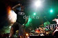 Konser band yang digawangi Andreas Kisser (gitar), Paulo Jr (bass), Derrick Green (vokal), dan Eloy Casgrande (drum) ini dimulai pukul 22.45 WIB. Lagu Beneath The Remains langsung menghentak konser yang dihadiri sekira dua ribu orang itu.