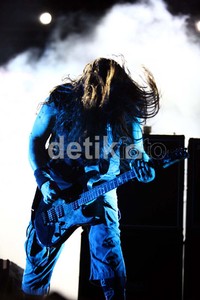 Sederet lagu berirama cepat lain langsung dibawakan seperti Escape To The Void, Substraction, Territory, dan Inner Self. Usai membawakan lagu Arise, mereka melakukan encore. Tak lama kemudian, mereka kembali ke panggung membalas teriakan meminta mereka membawakan lagu lagi.