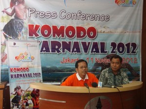 Wow! Ada Replika Komodo Raksasa di Komodo Karnaval
