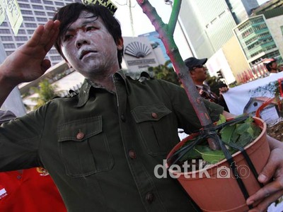 Aksi Menolak Pengusuran Rumah Dinas Veteran