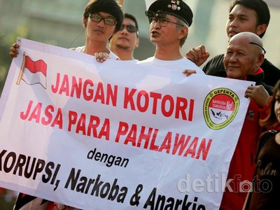 Pong Harjatmo Beraksi di Bundara HI