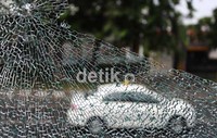 Tanpa diketahui alasannya, tiba-tiba terdengar suara letusan dan menyebabkan kaca pintu automatic halte TransJakarta pecah.