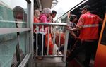 Dorrr.. ! Kaca Halte Busway Ditembak