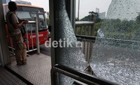 Polisi sendiri masih belum mengetahui pelaku serta motif perusakan halte tersebut. Kasus ini masih ditelusuri oleh aparat Polsek Tebet.