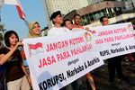 Pong Harjatmo Beraksi di Bundara HI