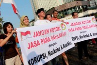 Aksi nyentrik Pong HArjatmo (pakai topi baret) menyita perhatian. Warga langsung berfoto dengannya.