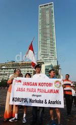 Pong Harjatmo Beraksi di Bundara HI