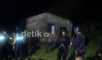 Pantauan detikcom di Dusun Pamajengang, Minggu (11/11/2012), pukul 20.30 WITA, puluhan pasukan gabungan dari kepolisian dan personel TNI AD berjaga di sekitar dusun tersebut. Mereka membawa senjata lengkap.
