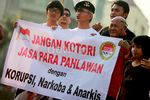 Pong Harjatmo Beraksi di Bundara HI