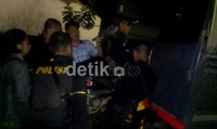 Polisi membawa sebuah sepeda motor yang diyakini merupakan kendaraan yang ditumpangi pelempar bom untuk kabur. Kendaraan roda dua ini ditinggalkan pelaku, setelah pelaku jatuh dan melarikan diri.
