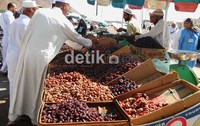 Pasar Kurma yang dijual para Pedagang Kaki Lima di sekitar Gunung Uhud tidak pernah sepi pembeli.