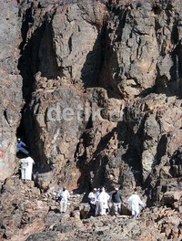 Beberapa jamaah memasuki celah gua yang berada tidak jauh dari gunung Uhud. Tempat itu pernah digunakan Nabi Muhammad untuk menyingkir dari kejaran musuh saat perang uhud.