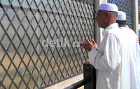 Jamaah berdoa di dekat celah jendela makam untuk mendoakan para syuhada yang gugur dalam perang Uhud.