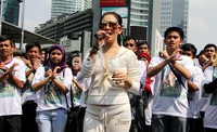 Bersama puluhan fans tunarungu-nya, Syahrini membawakan salah satu hitsnya, Semua Karena Cinta.