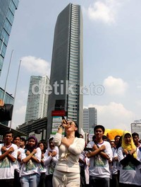 Mereka pun ikut menyanyikan lirik lagu itu dalam bahasa isyarat.