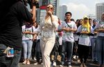 Syahrini Nyanyi Bareng Teman Teristimewa