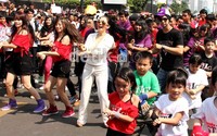 Tak hanya menyanyi bareng teman teristimewa, Syahrini juga sempat melakukan flash mob bersama ratusan para penonton dengan diiringi lagu Gangnam Style.