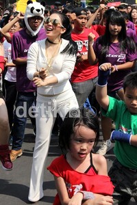 Syahrini ber-Gangnam Style.