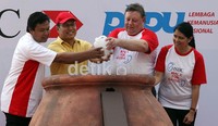 Menandai dimulainya Gentong Desa, secara simbolis Chief Risk Officers HSBC Indonesia Chris Murray bersama Presiden Direktur PKPU Agung Notowiguno, dan Head of Communication & Corporate Sustainbility HSBC Indonesia, menuangkan air kedalam Gentong Desa, di Gedung HSBC, Jakarta. ramses/detikcom