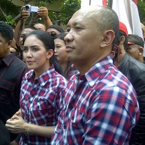 Pakai Baju Kotak-Kotak, Elektabilitas Rieke-Teten Belum Tentu Naik