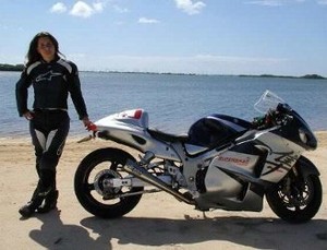 Wanita Ini Kecanduan Motor Ngebut