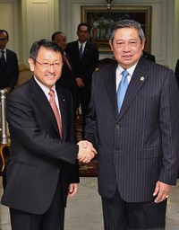 Presiden Susilo Bambang Yudhoyono bersalaman dengan Toyota Motor Corp Akio Toyoda.  Toyoda menuturkan Toyota siap berinvestasi senilai hampir Rp 13 triliun selama 5 tahun ke depan. dok toyota