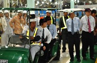 Toyoda cek pabrik. Toyoda berharap Presiden SBY membereskan masalah infrastruktur di Indonesia dan menerima UKM dari Jepang untuk masuk ke Indonesia. dok toyota
