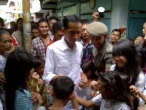 Usai Bagikan Kartu Sehat di Manggarai, Jokowi Diarak Anak Kecil