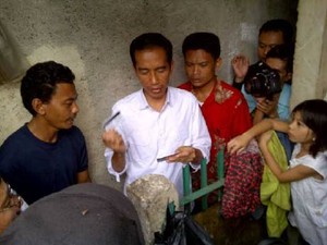 Setelah Marunda, Jokowi Bagikan Kartu Sehat di Rustanti