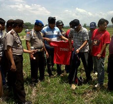 Polisi Temukan Kaos Pelaku Pelemparan Bom ke Gubernur Sulsel di Sawah