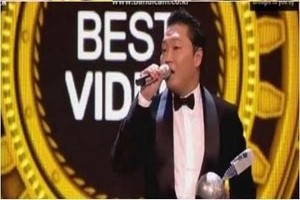 Psy Menang Best Video di MTV Europe Music Awards 2012