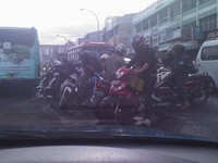 Pengendara motor berebut mengambil jalur di jalanan perbatasan antara Tangerang dengan Jakarta pada pagi hari. Kadang sampai saling senggol satu sama lainnya. (foto: Muhammad Ainur Rony)