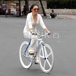 Syahrini & Sepeda Fixie-nya