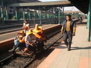 Para Pekerja Perawat Rel Siap Bertugas