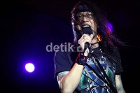 RI 1 tampil dengan gahar memanjakan para pecinta musik rock.