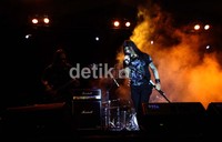 Band yang memiliki arti Roy Ivan Bersatu itu tampil gahar dalam acara Djarum Super Rock Fest 2012.
